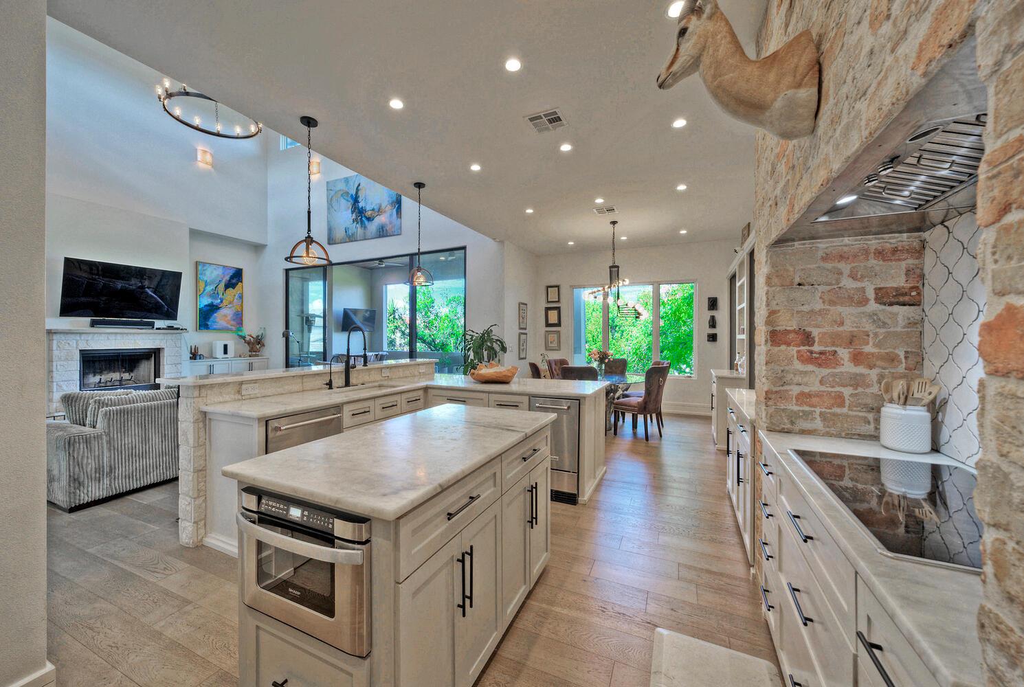 10 Monarch Oaks Ln, The Hills, TX 78738