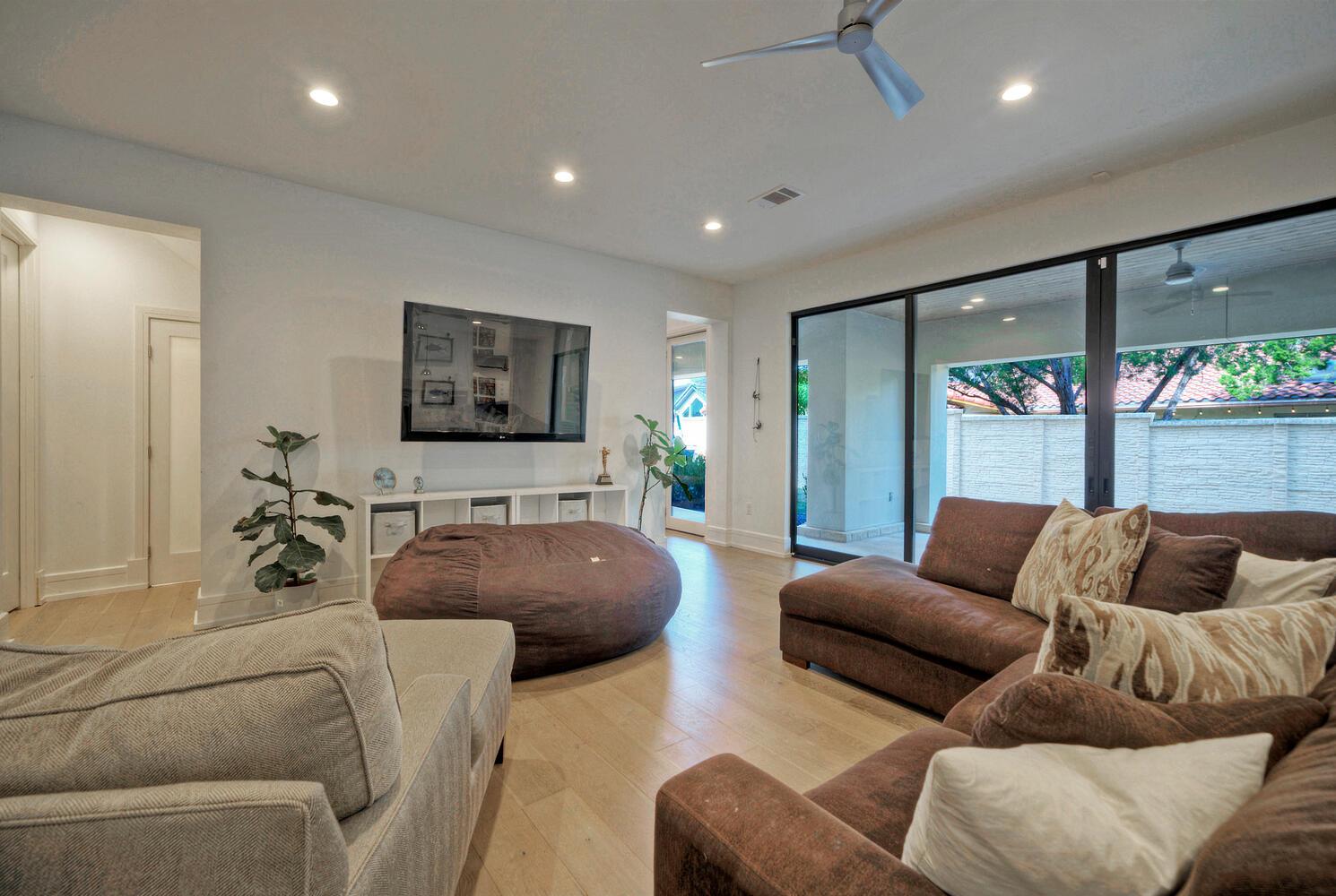 10 Monarch Oaks Ln, The Hills, TX 78738