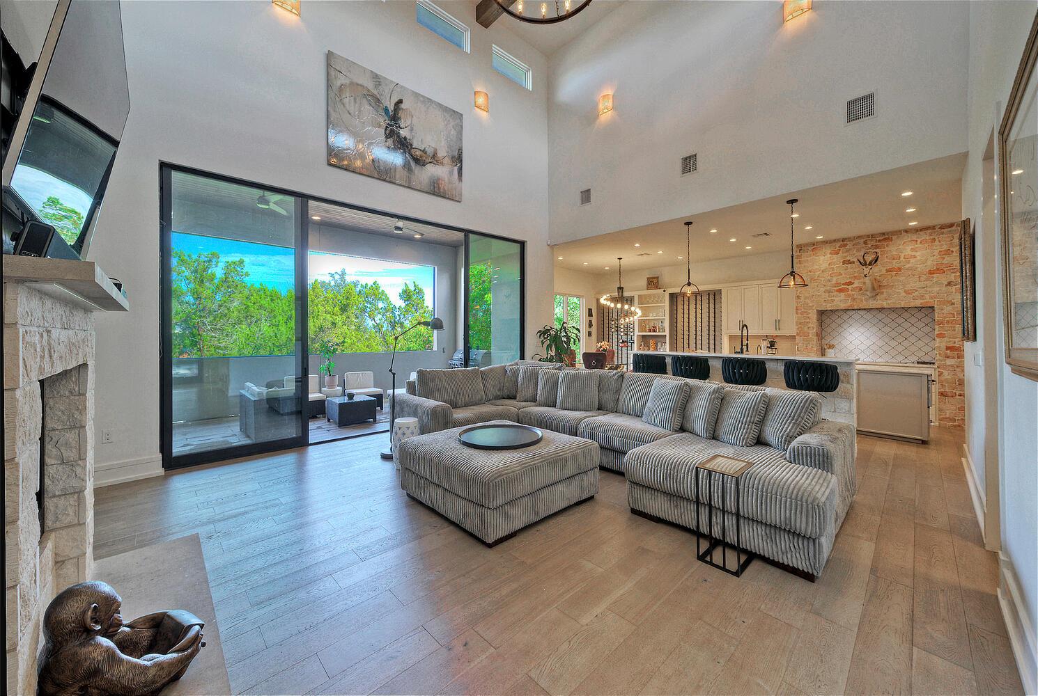 10 Monarch Oaks Ln, The Hills, TX 78738