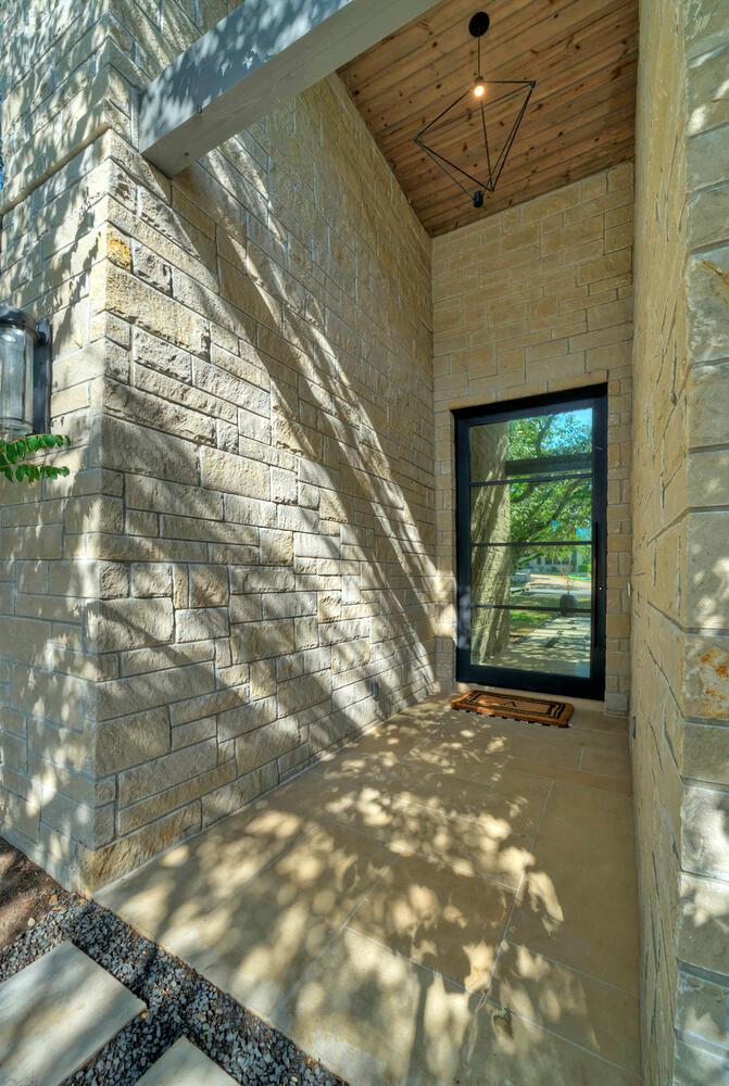 10 Monarch Oaks Ln, The Hills, TX 78738