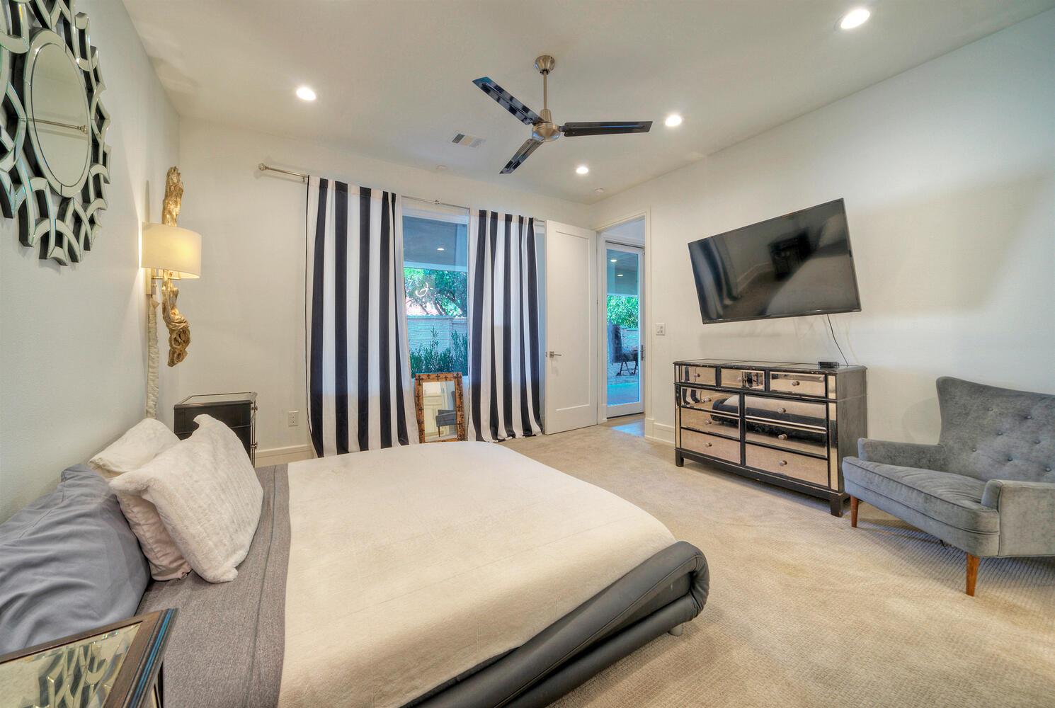 10 Monarch Oaks Ln, The Hills, TX 78738