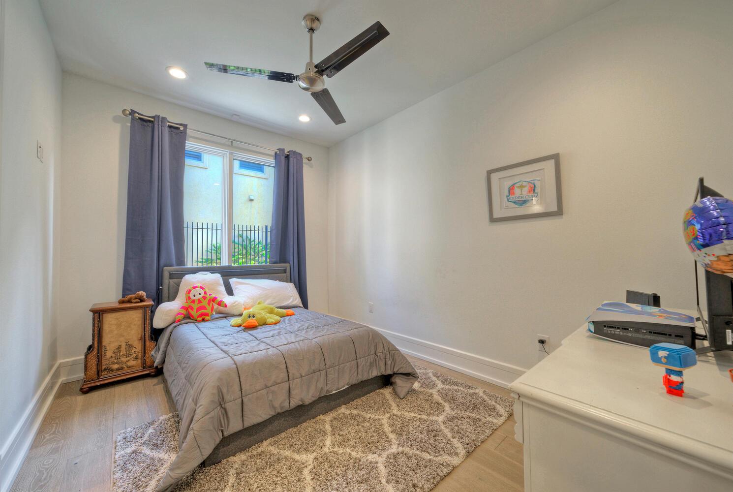 10 Monarch Oaks Ln, The Hills, TX 78738