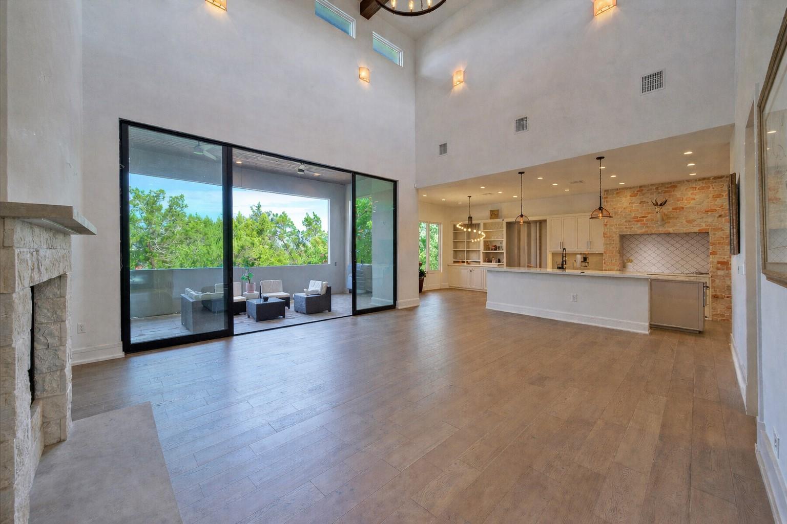 10 Monarch Oaks Ln, The Hills, TX 78738