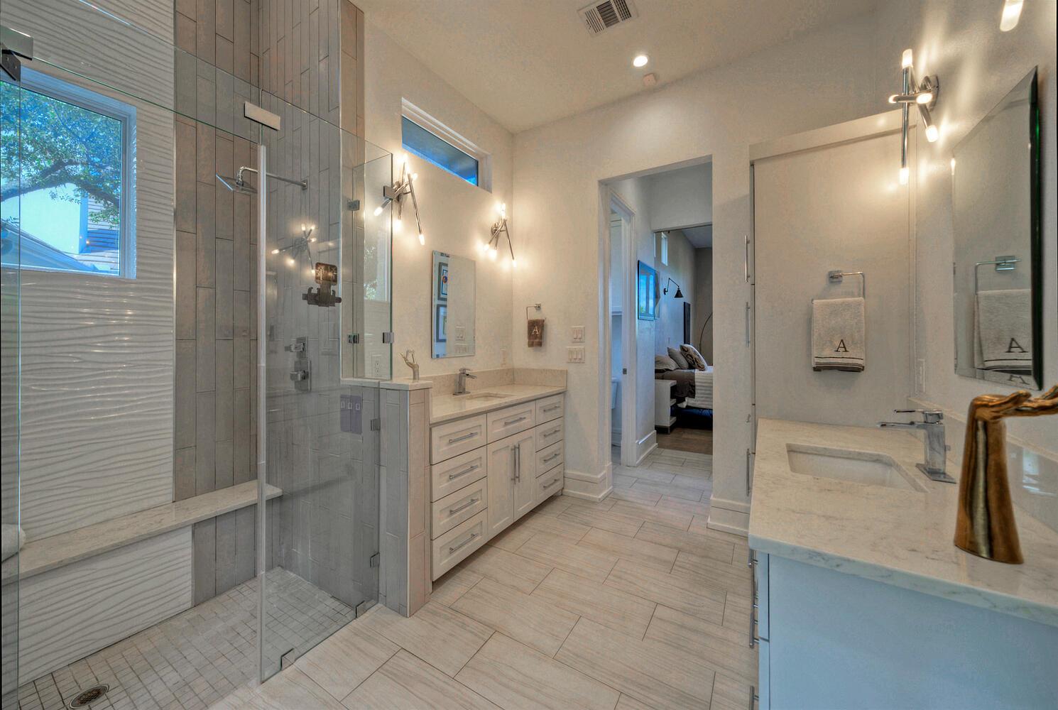 10 Monarch Oaks Ln, The Hills, TX 78738