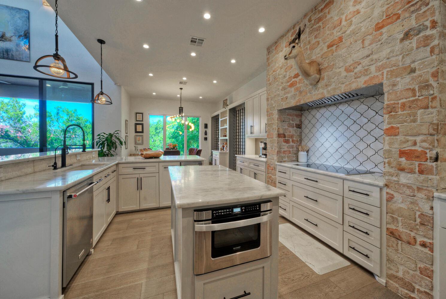 10 Monarch Oaks Ln, The Hills, TX 78738