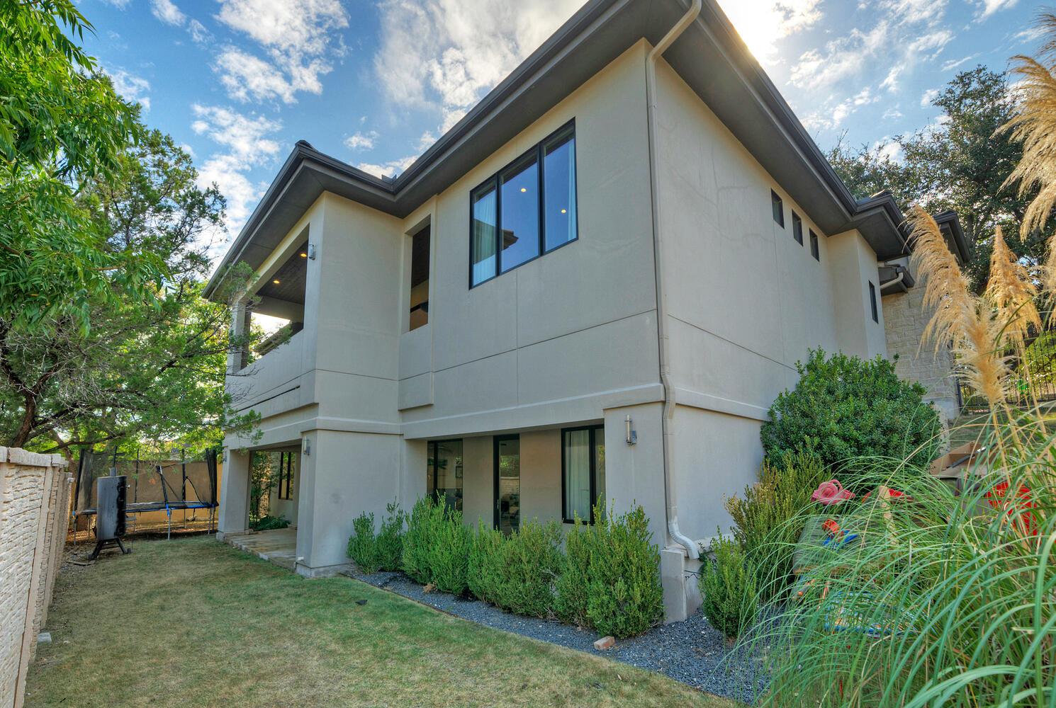 10 Monarch Oaks Ln, The Hills, TX 78738