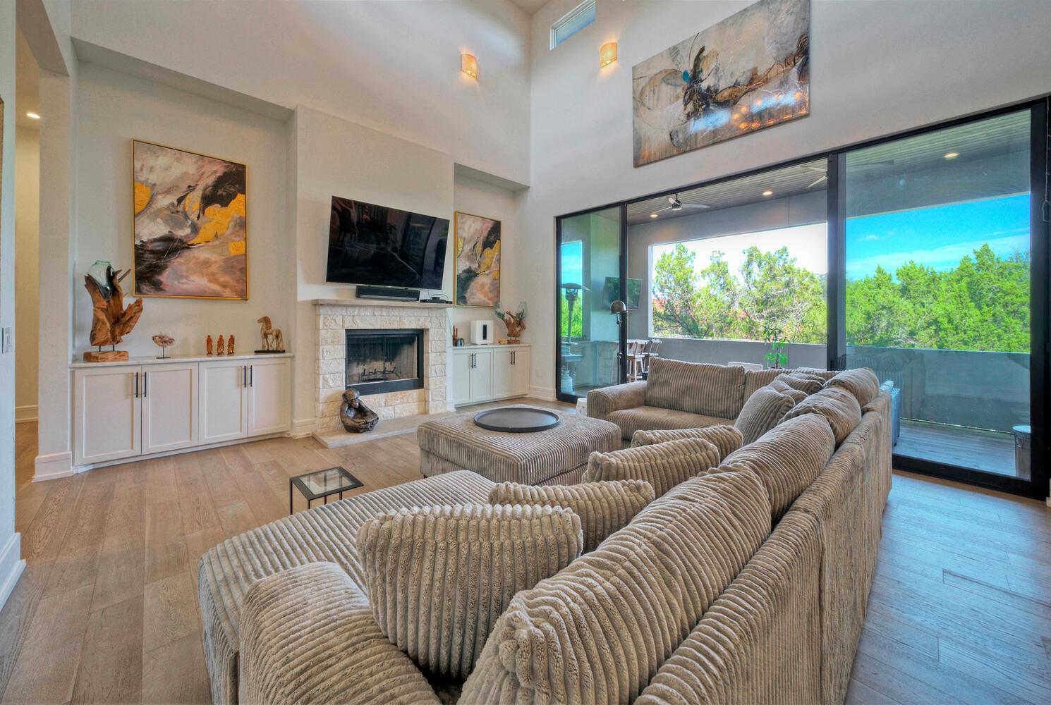 10 Monarch Oaks Ln, The Hills, TX 78738