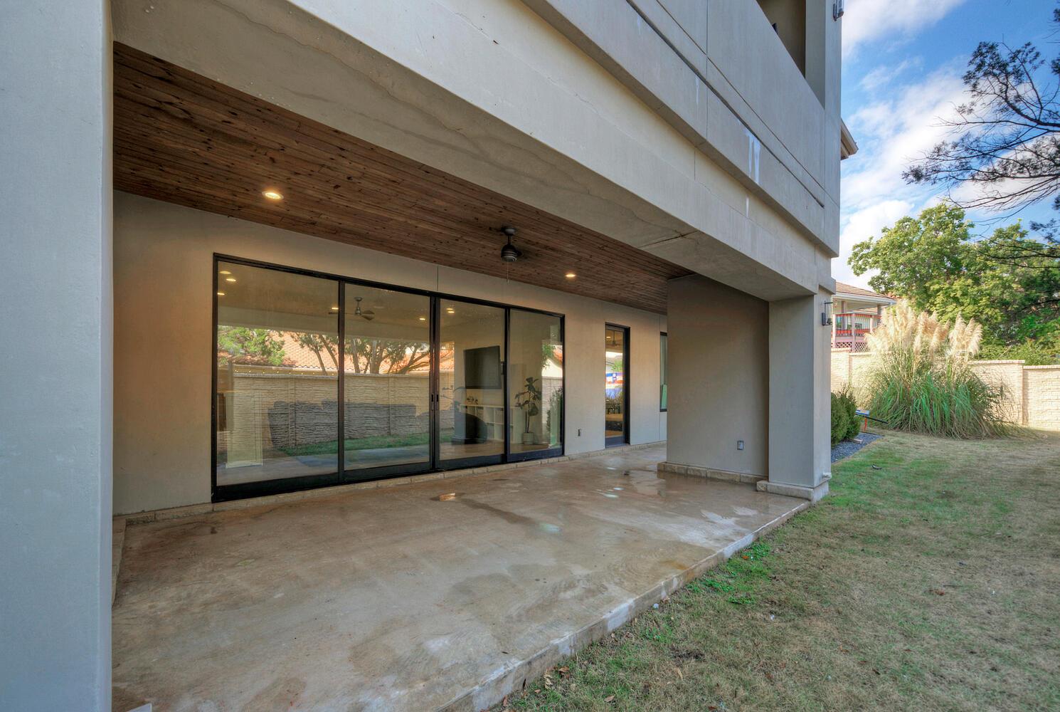 10 Monarch Oaks Ln, The Hills, TX 78738