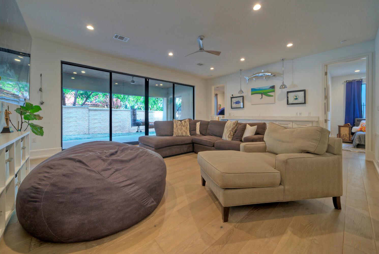 10 Monarch Oaks Ln, The Hills, TX 78738