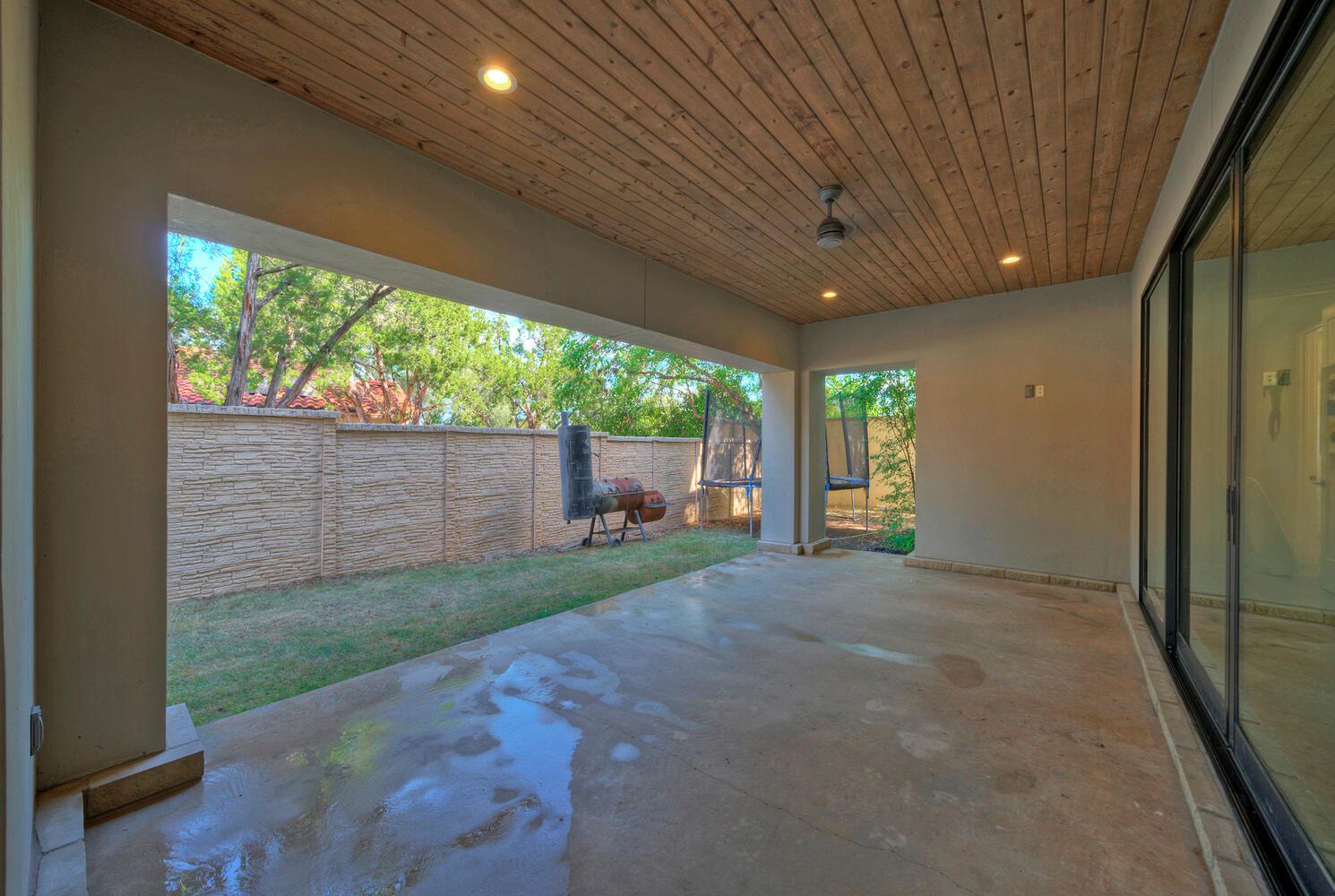 10 Monarch Oaks Ln, The Hills, TX 78738