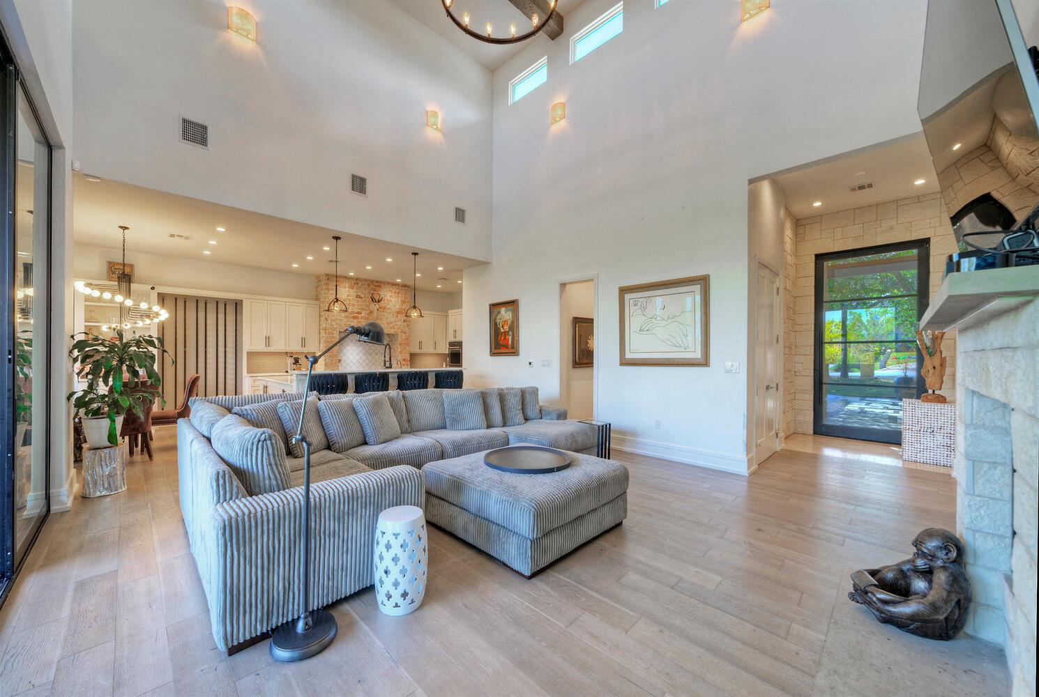 10 Monarch Oaks Ln, The Hills, TX 78738