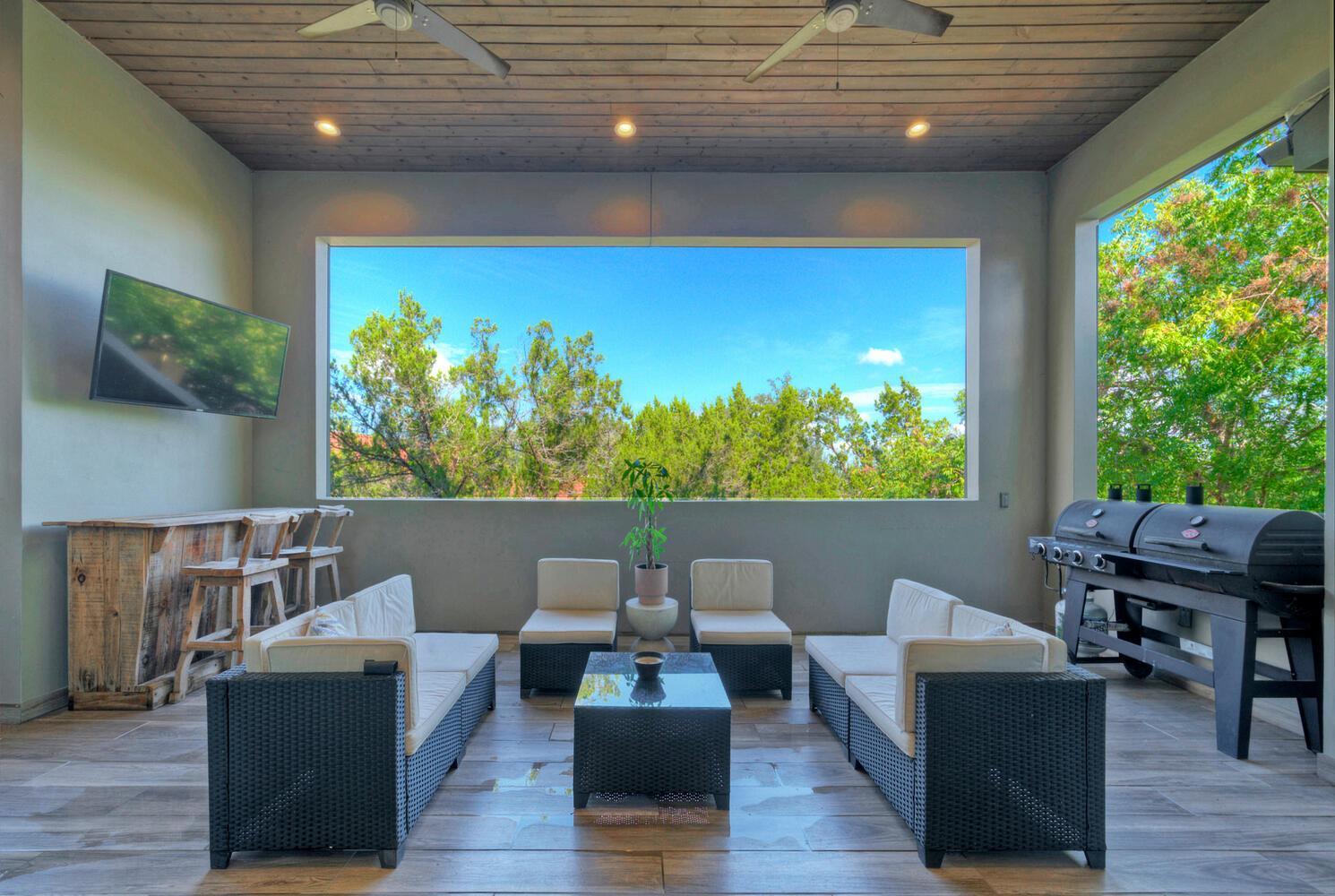 10 Monarch Oaks Ln, The Hills, TX 78738