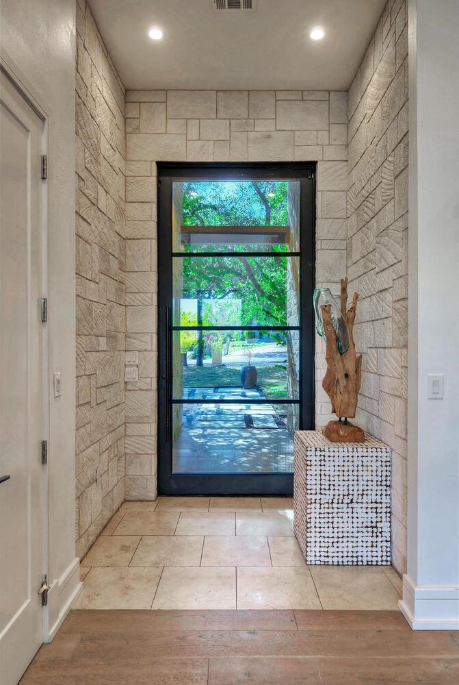 10 Monarch Oaks Ln, The Hills, TX 78738