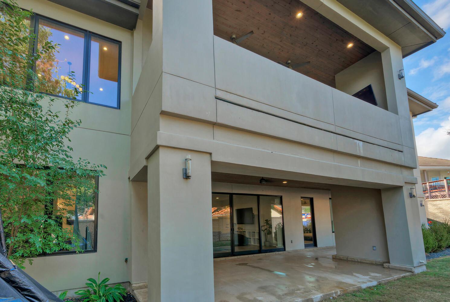 10 Monarch Oaks Ln, The Hills, TX 78738