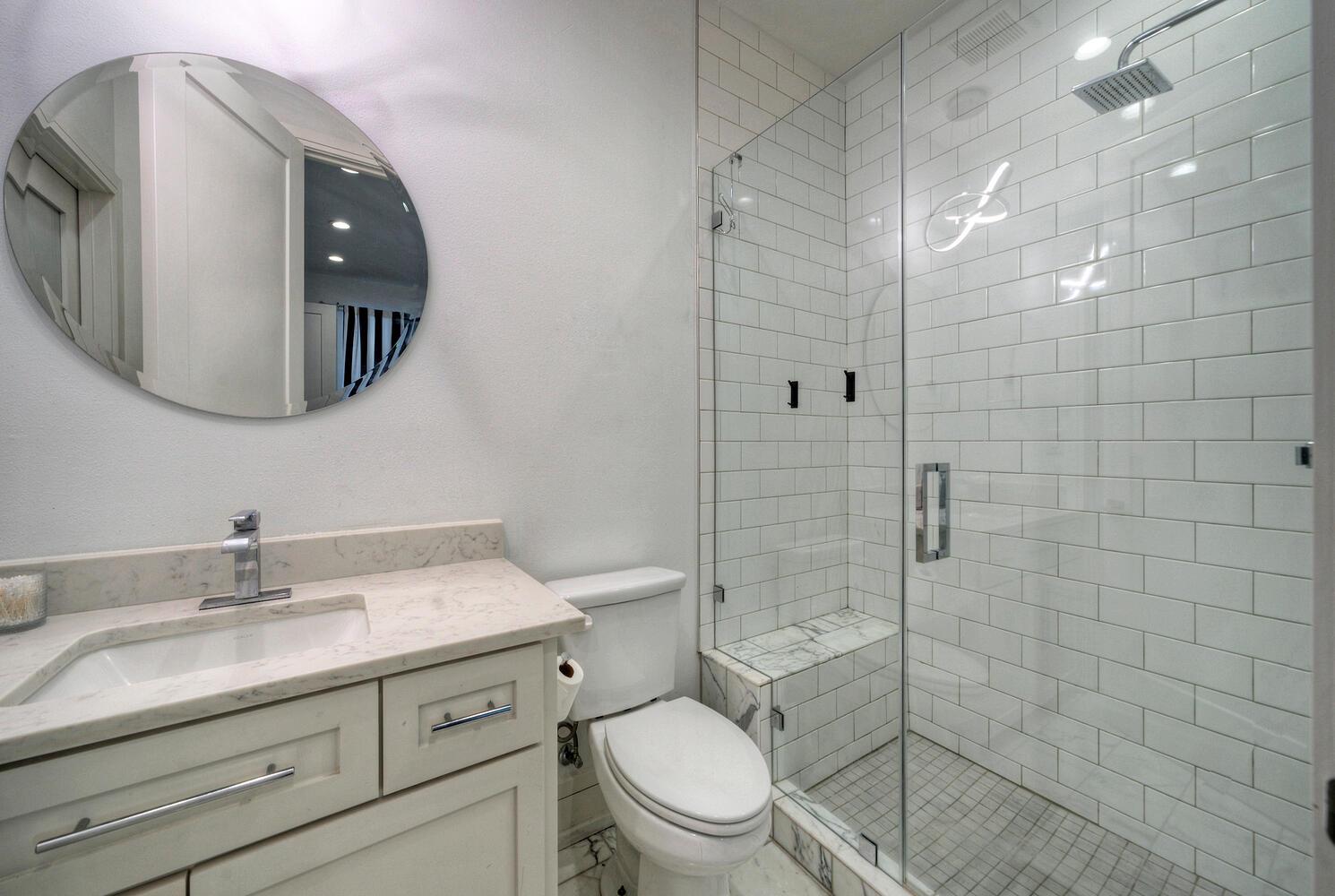 10 Monarch Oaks Ln, The Hills, TX 78738