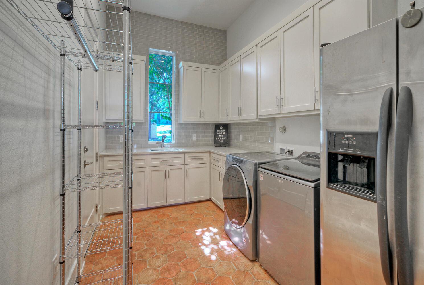 10 Monarch Oaks Ln, The Hills, TX 78738