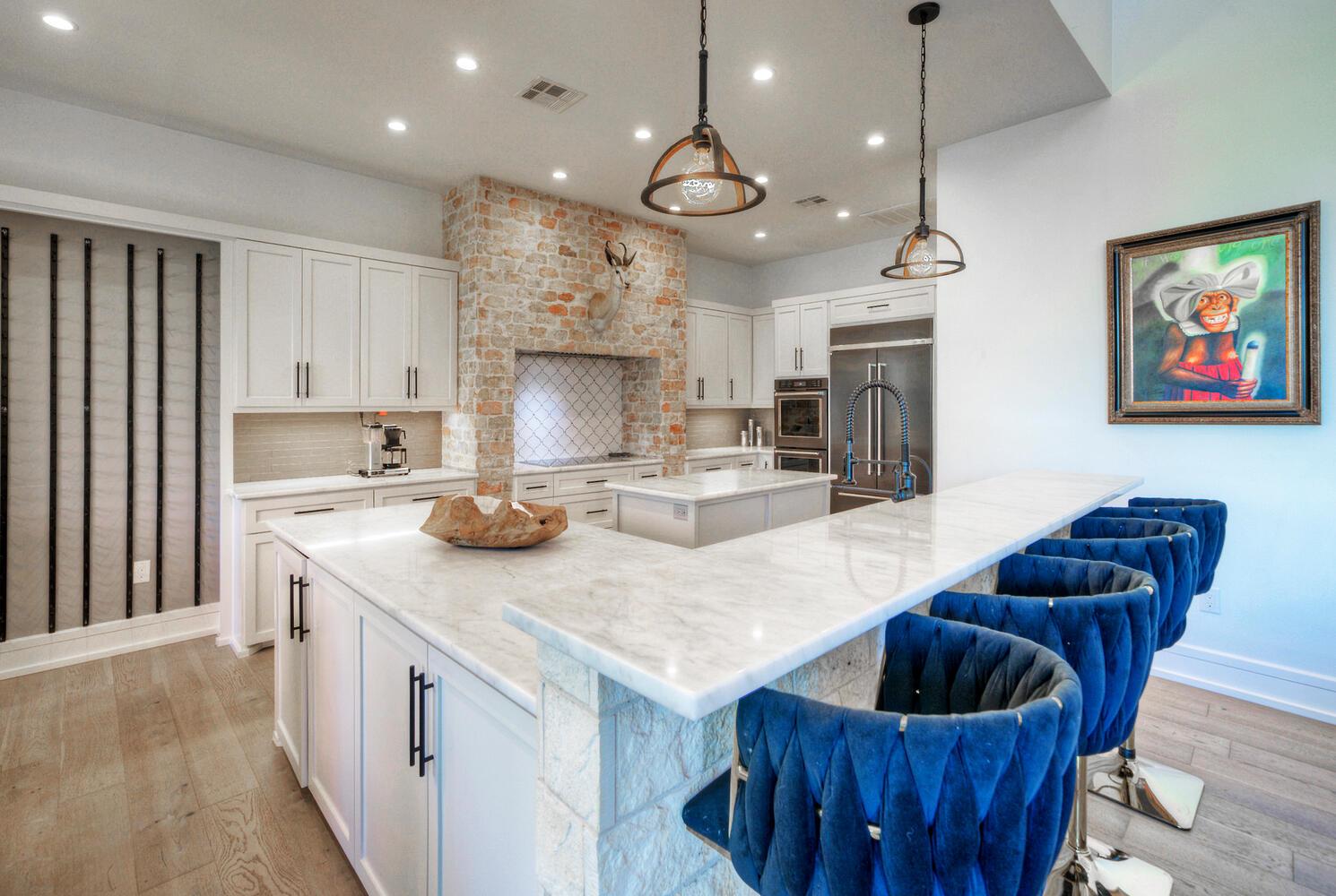 10 Monarch Oaks Ln, The Hills, TX 78738