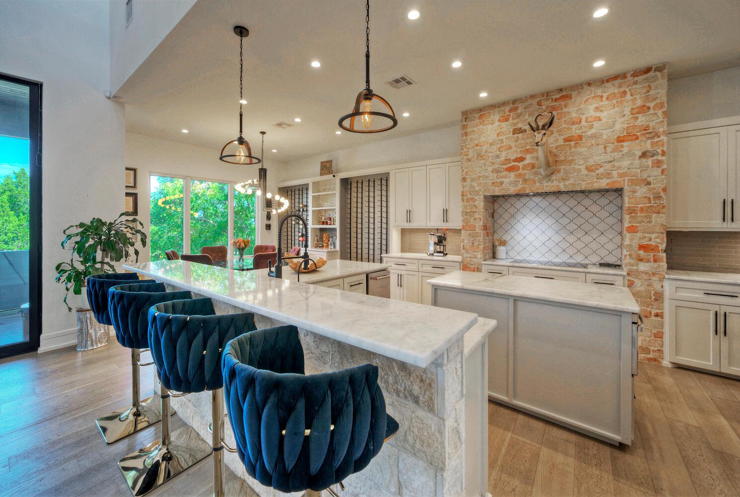 10 Monarch Oaks Ln, The Hills, TX 78738