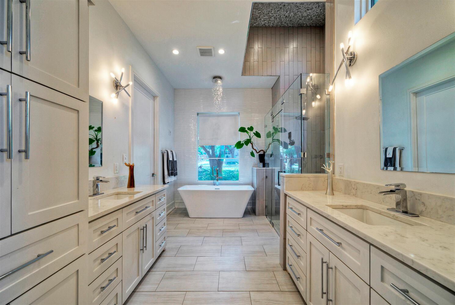 10 Monarch Oaks Ln, The Hills, TX 78738