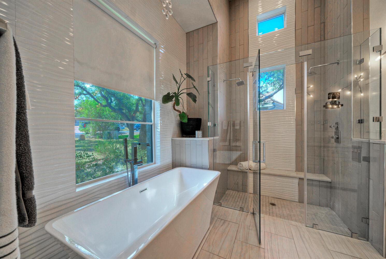 10 Monarch Oaks Ln, The Hills, TX 78738