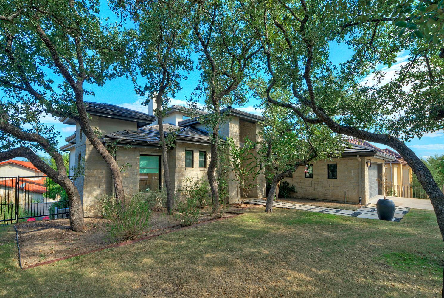 10 Monarch Oaks Ln, The Hills, TX 78738