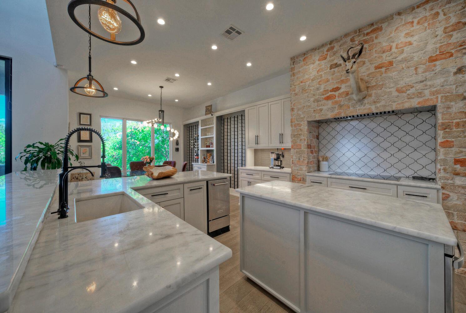 10 Monarch Oaks Ln, The Hills, TX 78738