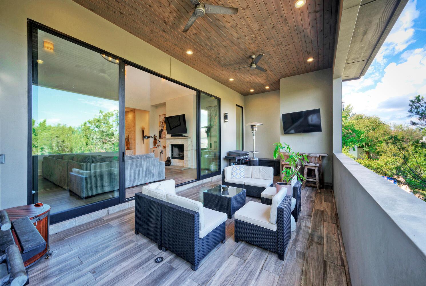 10 Monarch Oaks Ln, The Hills, TX 78738