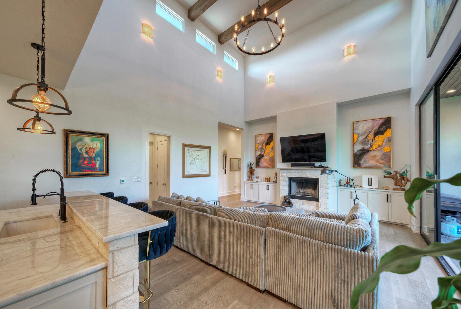 10 Monarch Oaks Ln, The Hills, TX 78738