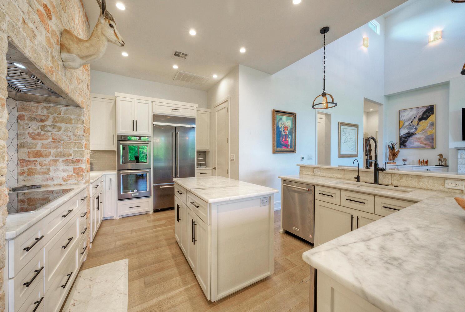 10 Monarch Oaks Ln, The Hills, TX 78738