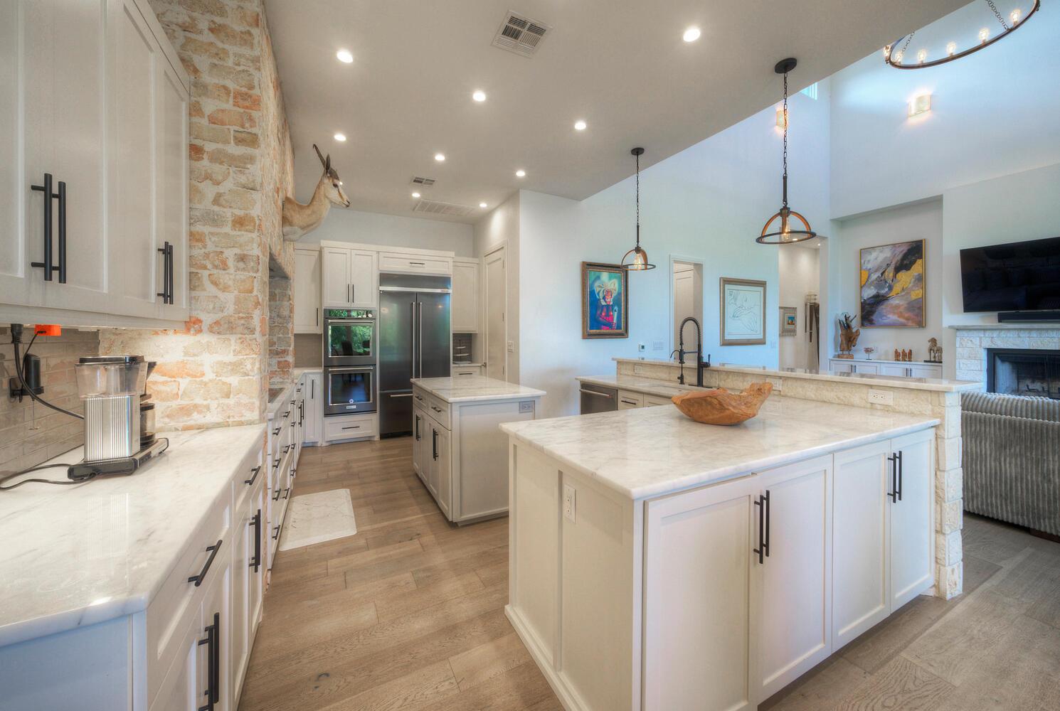 10 Monarch Oaks Ln, The Hills, TX 78738