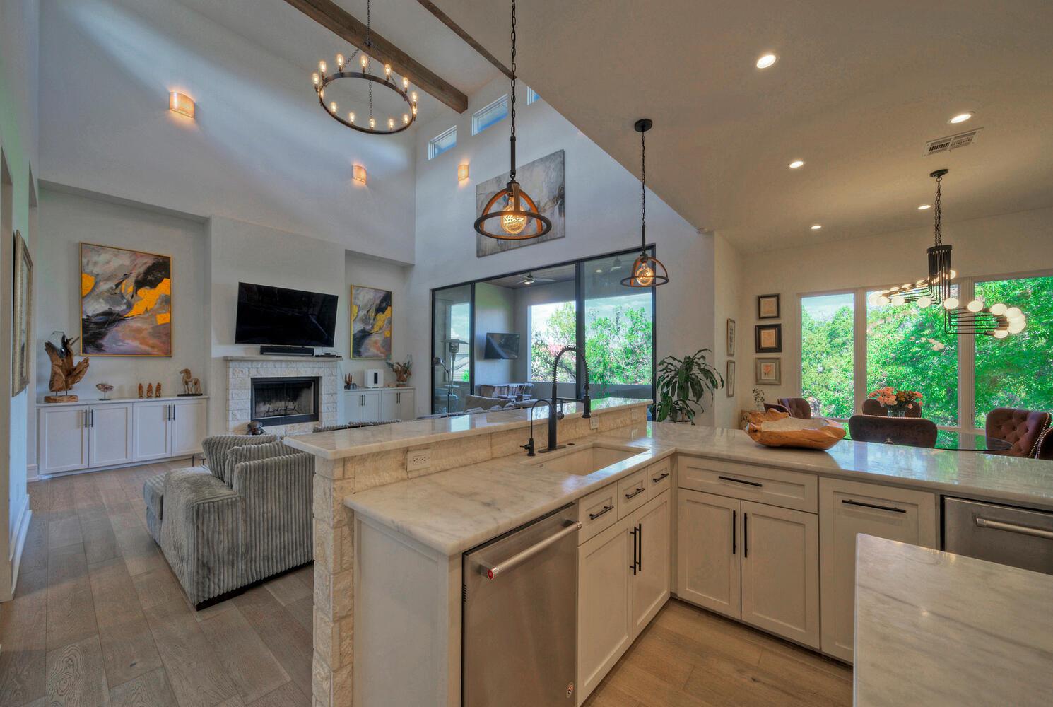 10 Monarch Oaks Ln, The Hills, TX 78738