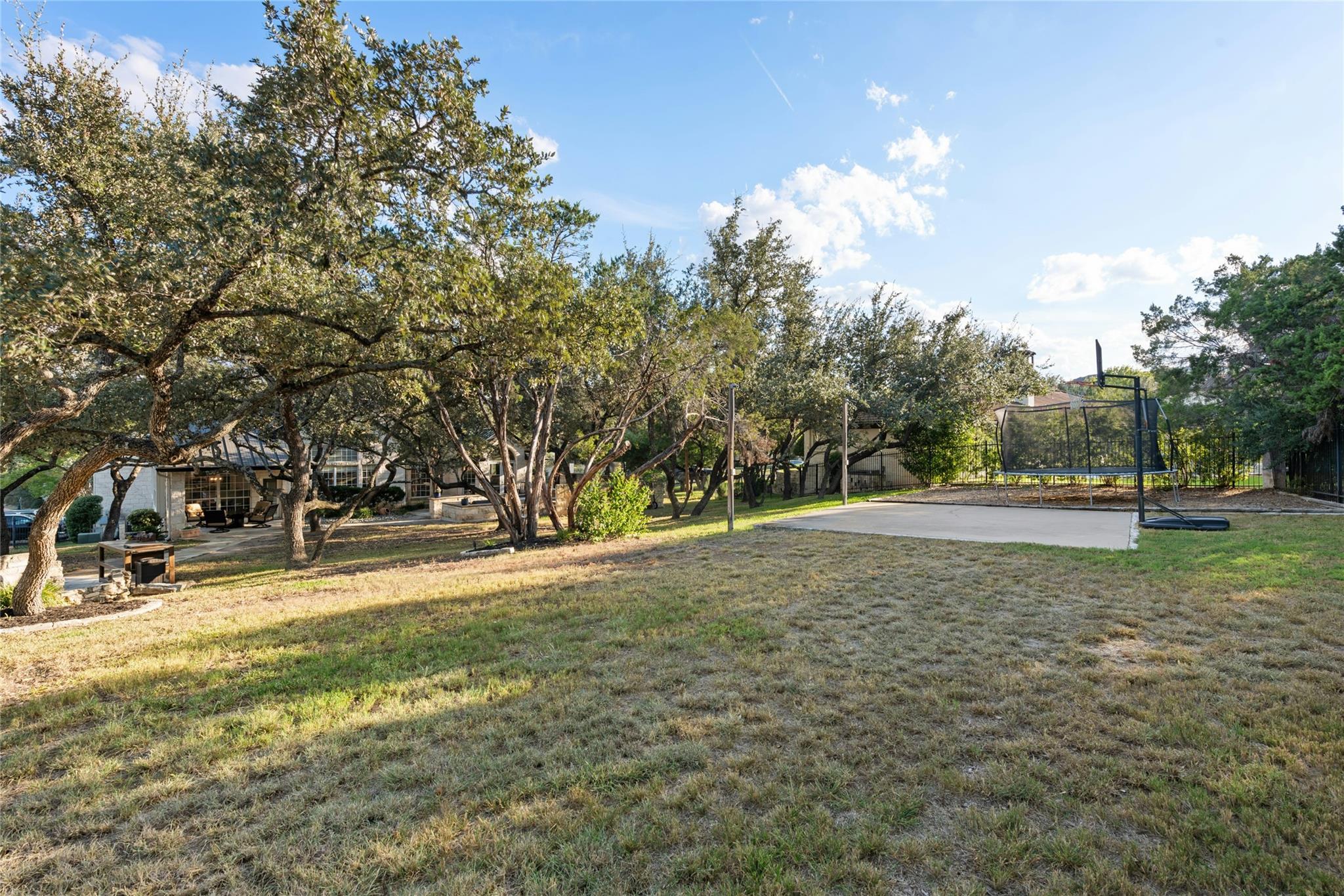 2 Heatherbloom Ln, The Hills, TX 78738