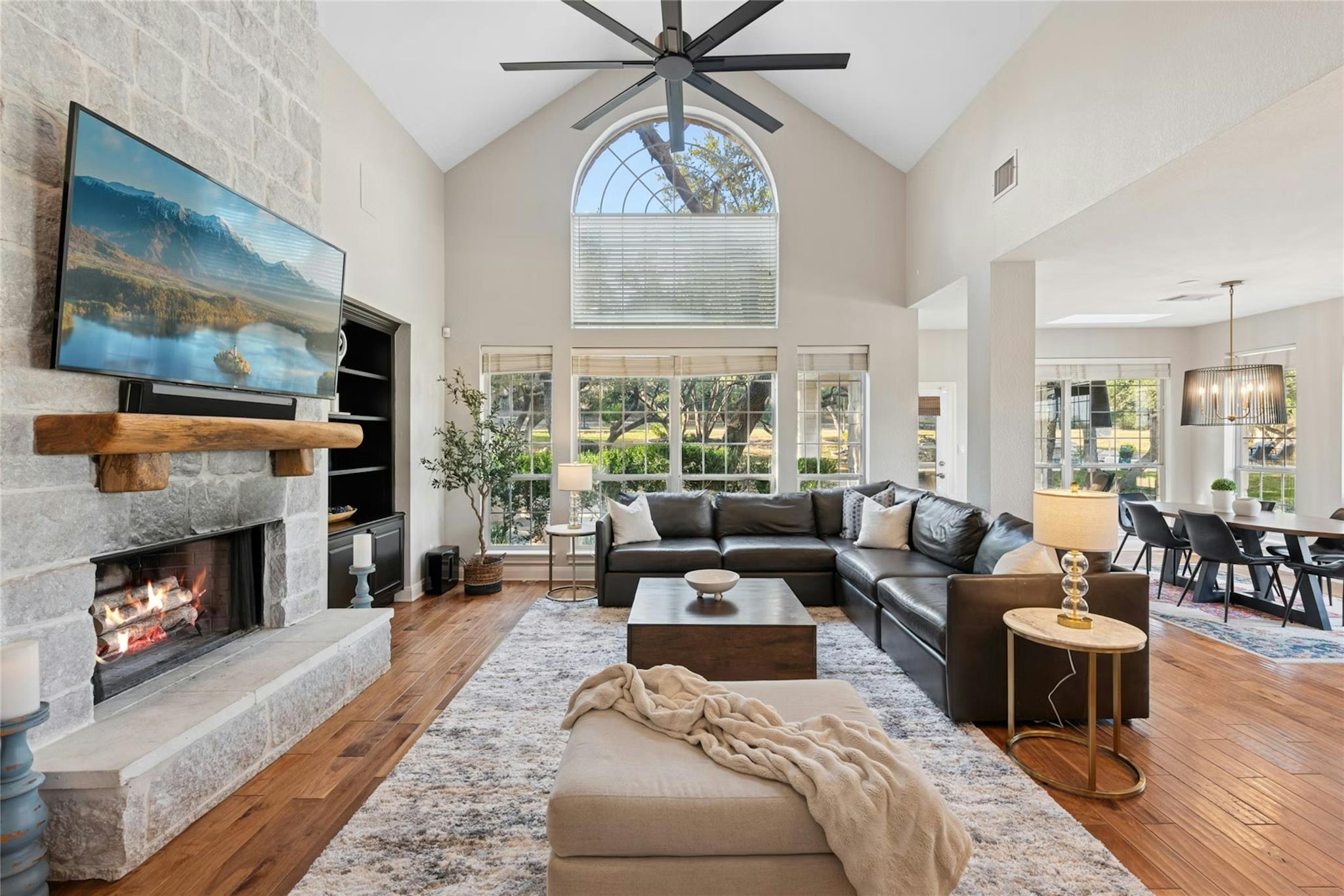 2 Heatherbloom Ln, The Hills, TX 78738