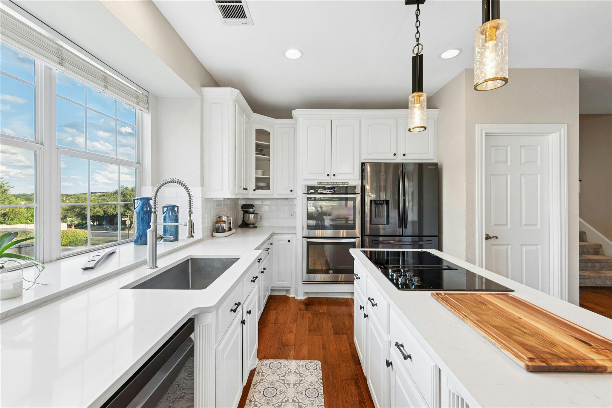 2 Heatherbloom Ln, The Hills, TX 78738