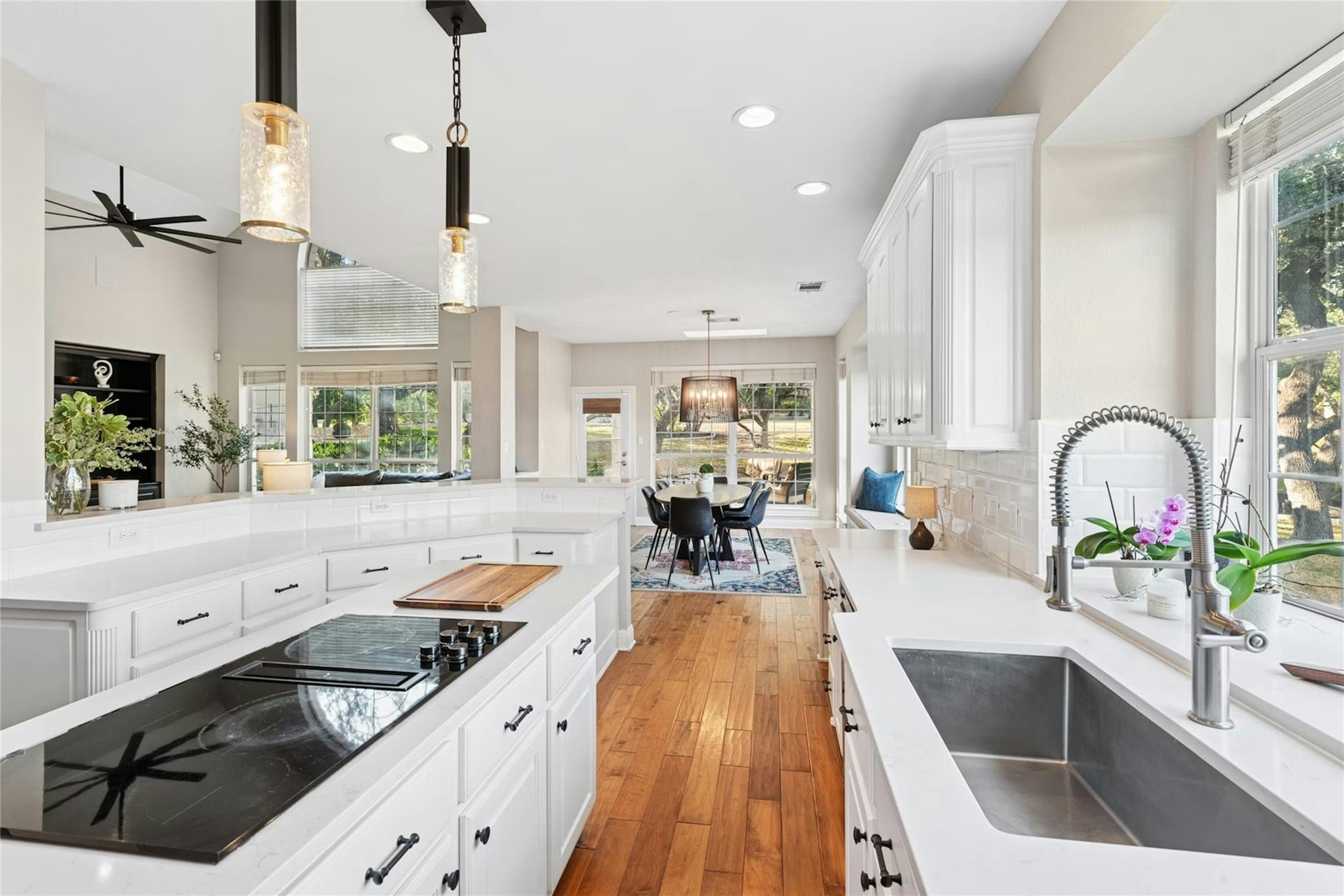 2 Heatherbloom Ln, The Hills, TX 78738