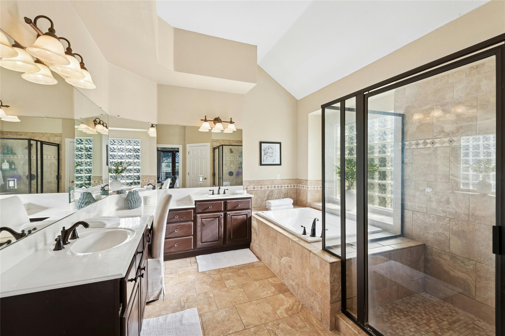 2 Heatherbloom Ln, The Hills, TX 78738