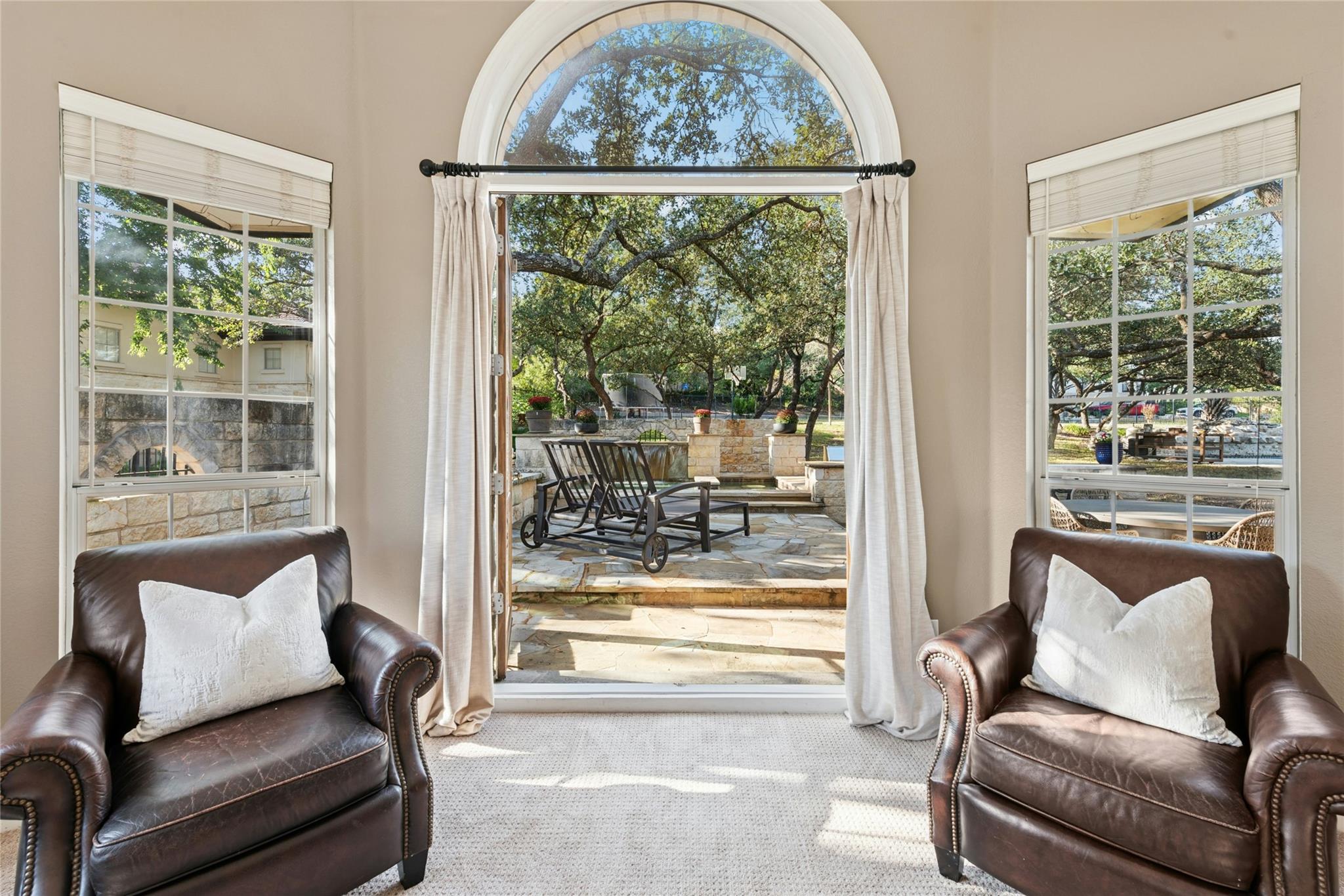 2 Heatherbloom Ln, The Hills, TX 78738