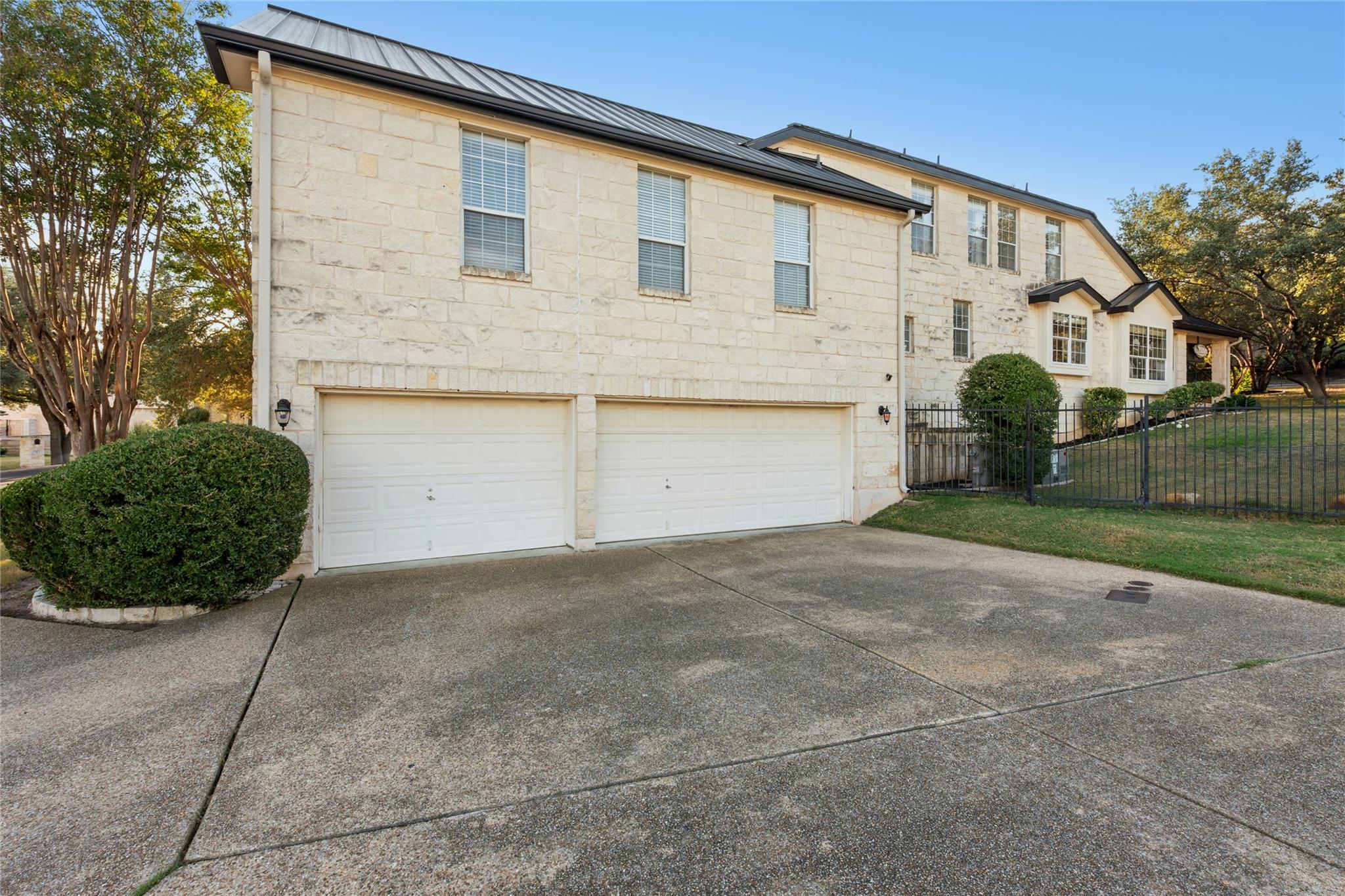 2 Heatherbloom Ln, The Hills, TX 78738