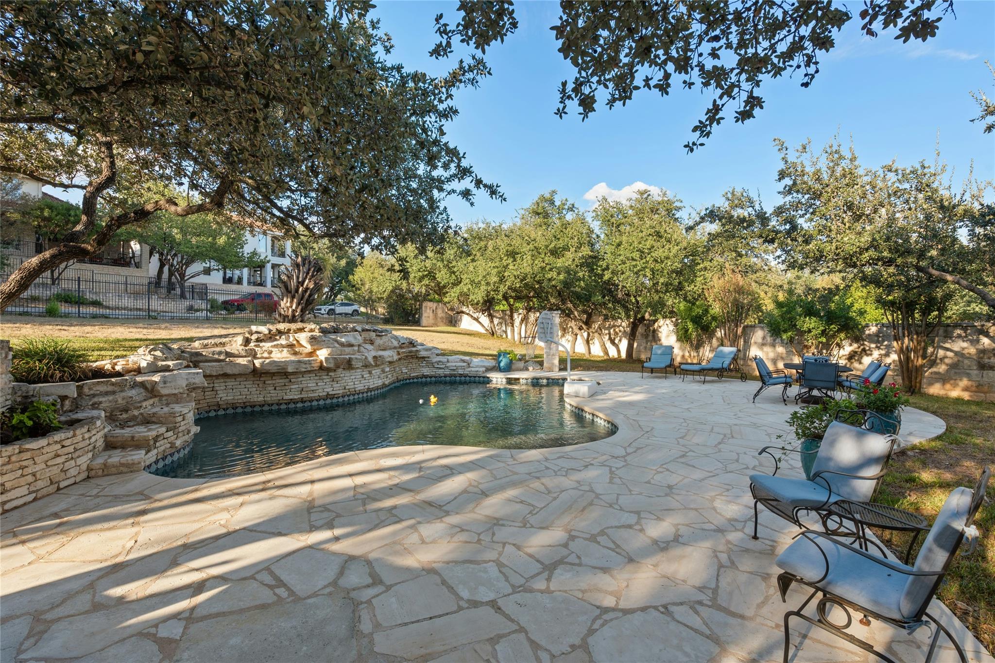 2 Heatherbloom Ln, The Hills, TX 78738