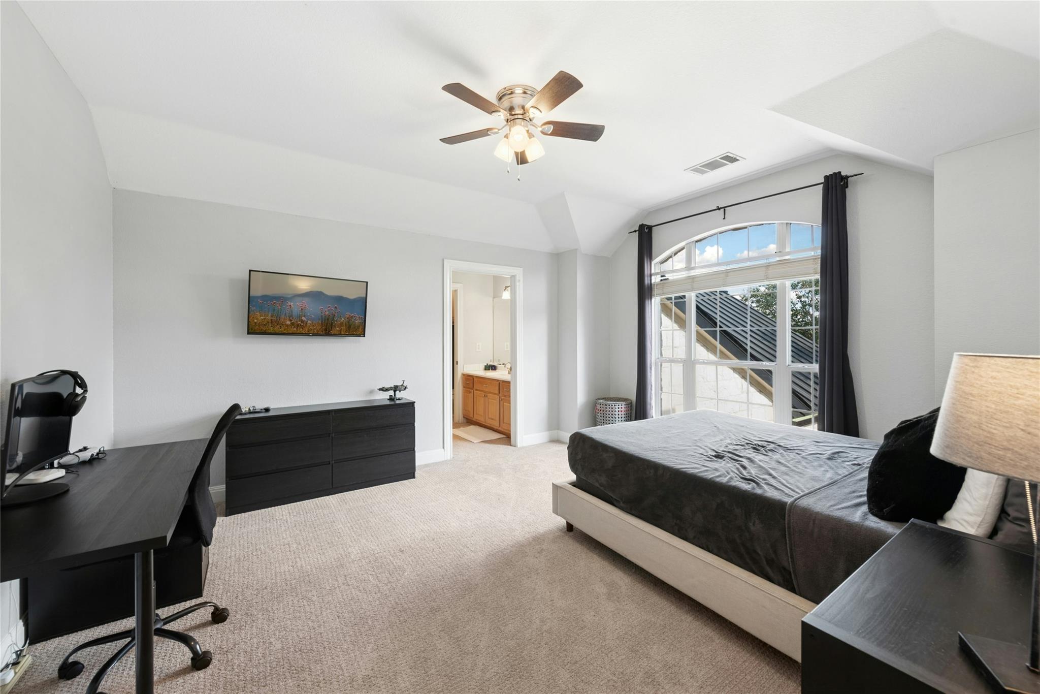 2 Heatherbloom Ln, The Hills, TX 78738