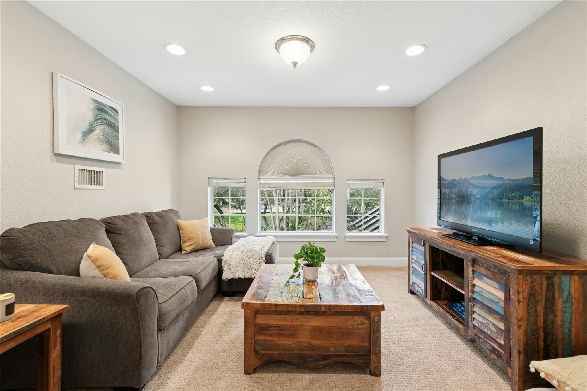 2 Heatherbloom Ln, The Hills, TX 78738