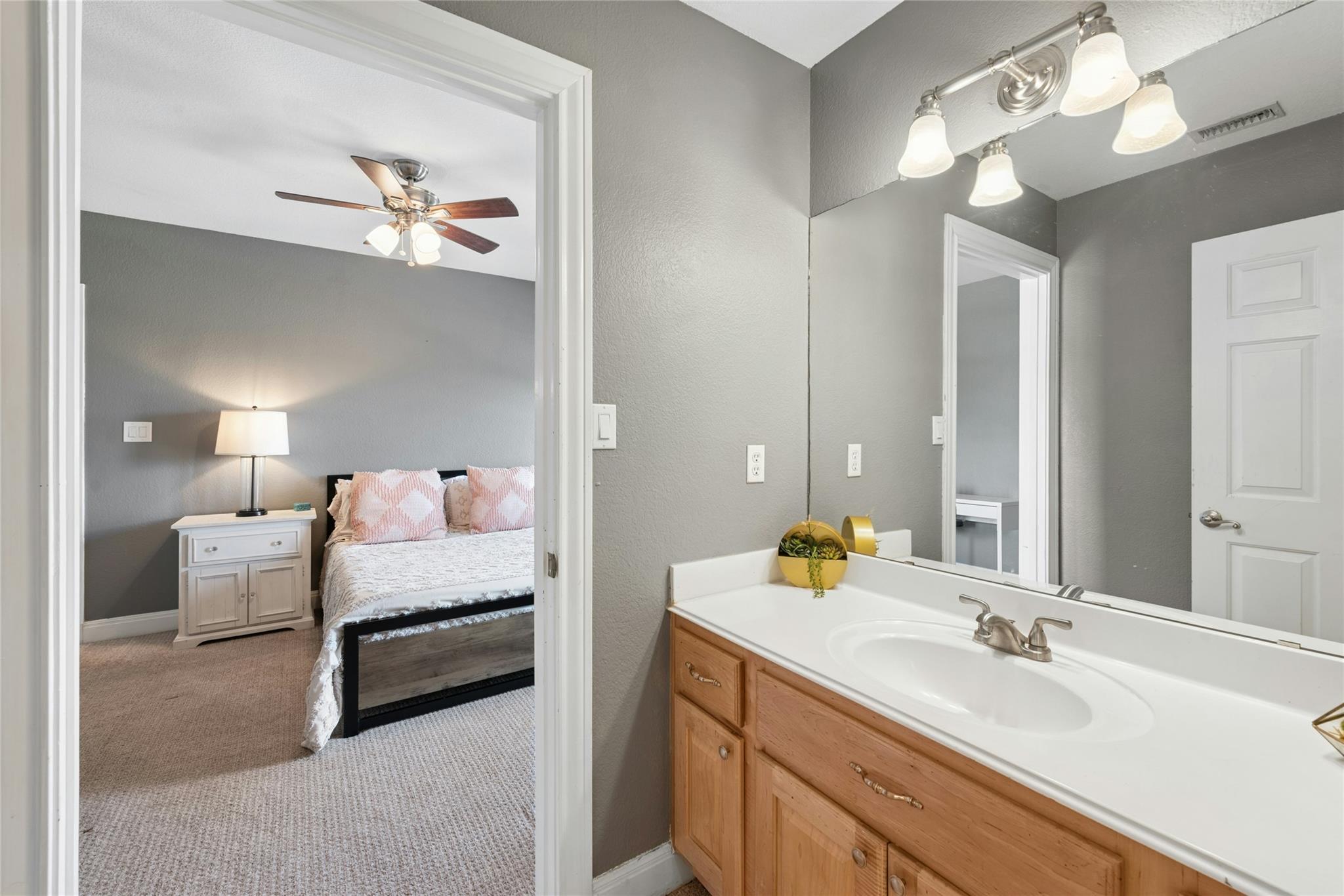 2 Heatherbloom Ln, The Hills, TX 78738