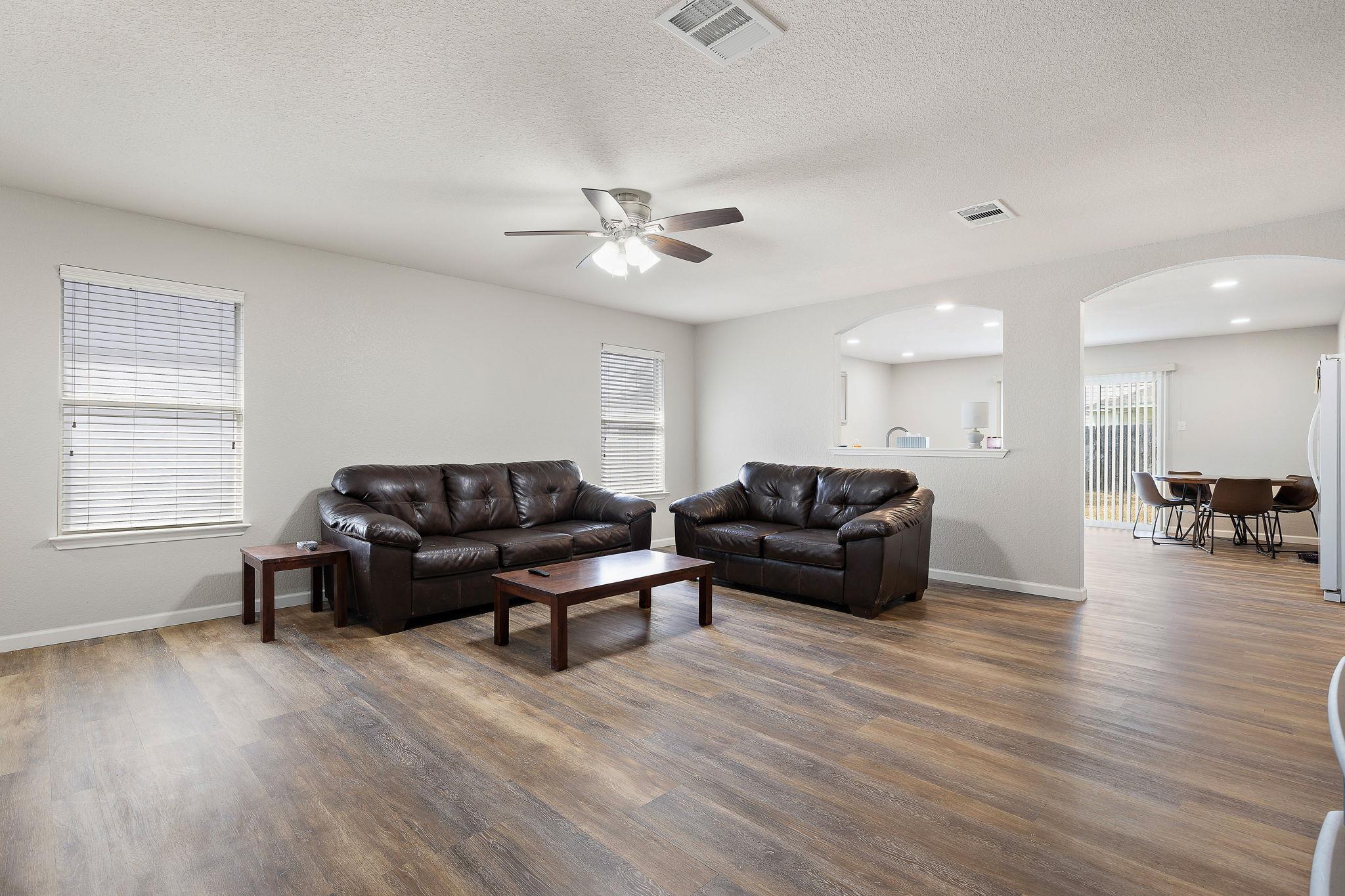 304 Paige Bnd, Hutto, TX 78634