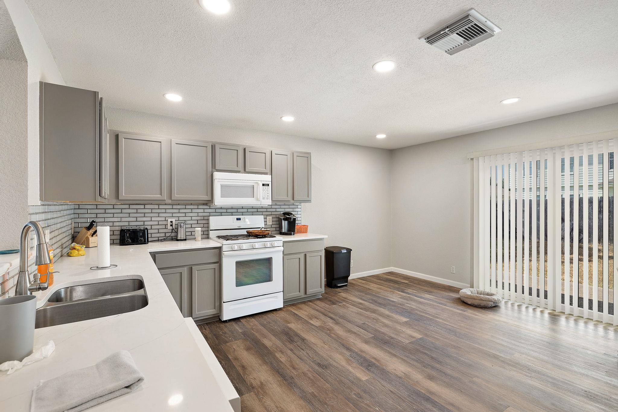 304 Paige Bnd, Hutto, TX 78634