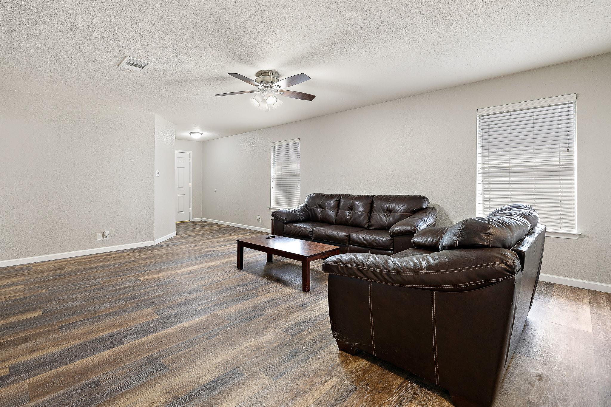 304 Paige Bnd, Hutto, TX 78634