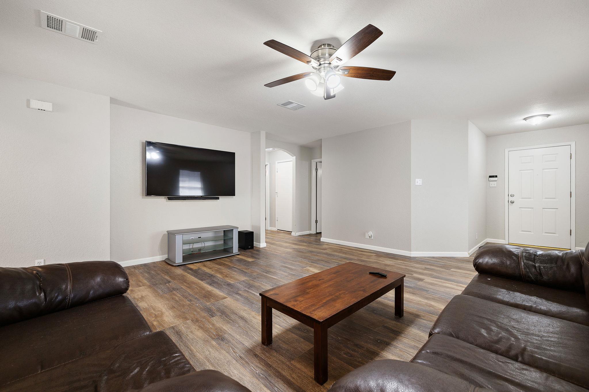 304 Paige Bnd, Hutto, TX 78634