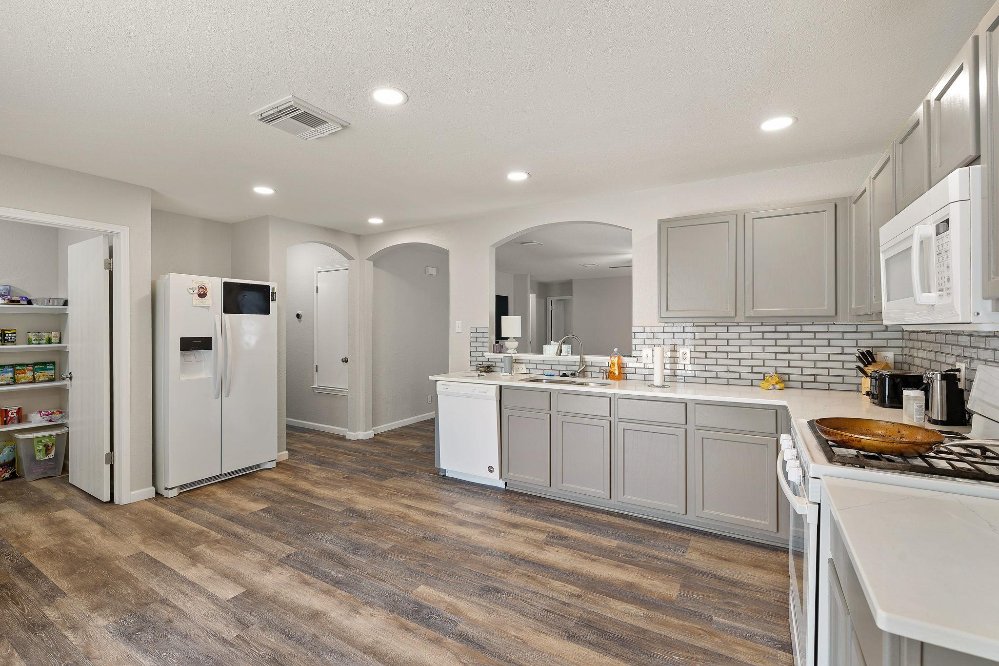 304 Paige Bnd, Hutto, TX 78634