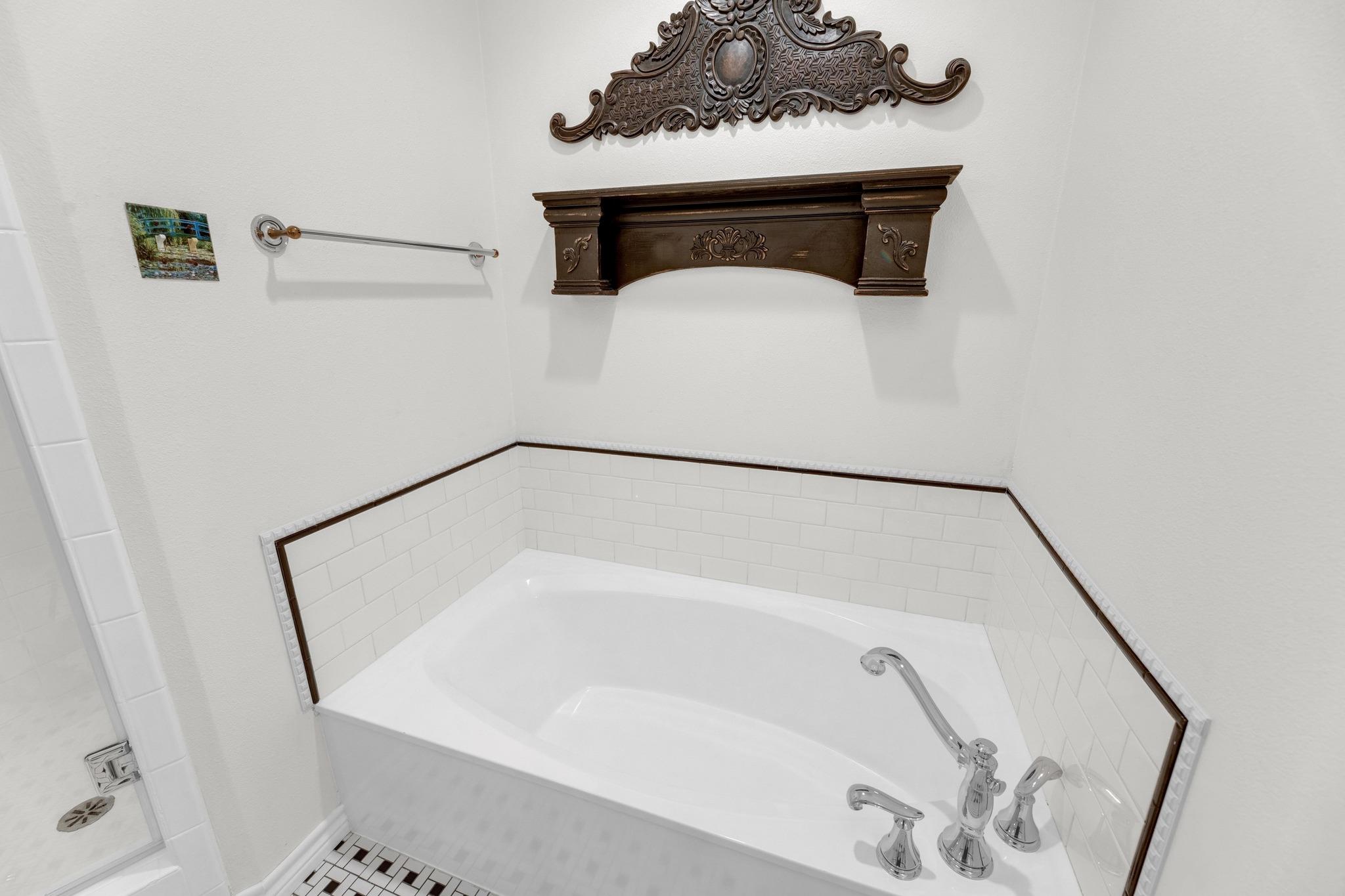 105 Tamarac Ct, Lakeway, TX 78734