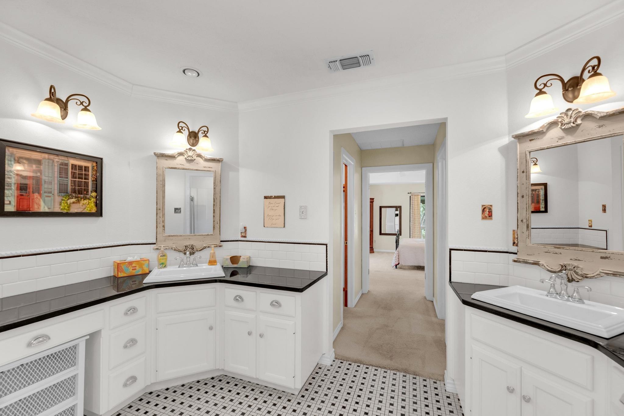 105 Tamarac Ct, Lakeway, TX 78734