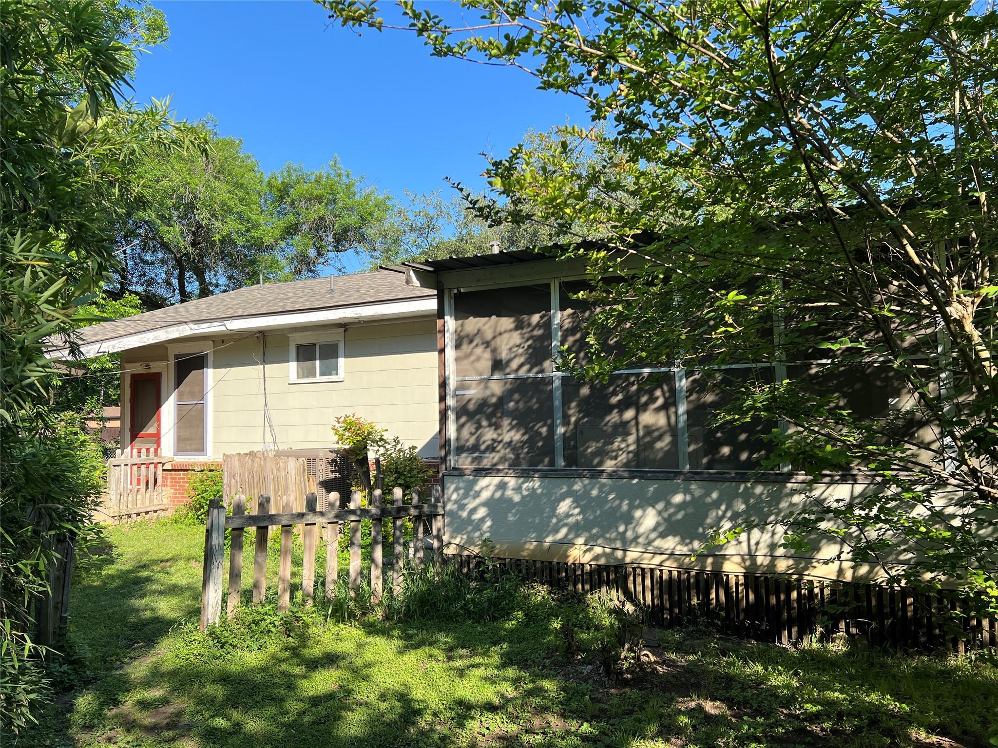 310 Smith Ln, San Marcos, TX 78666